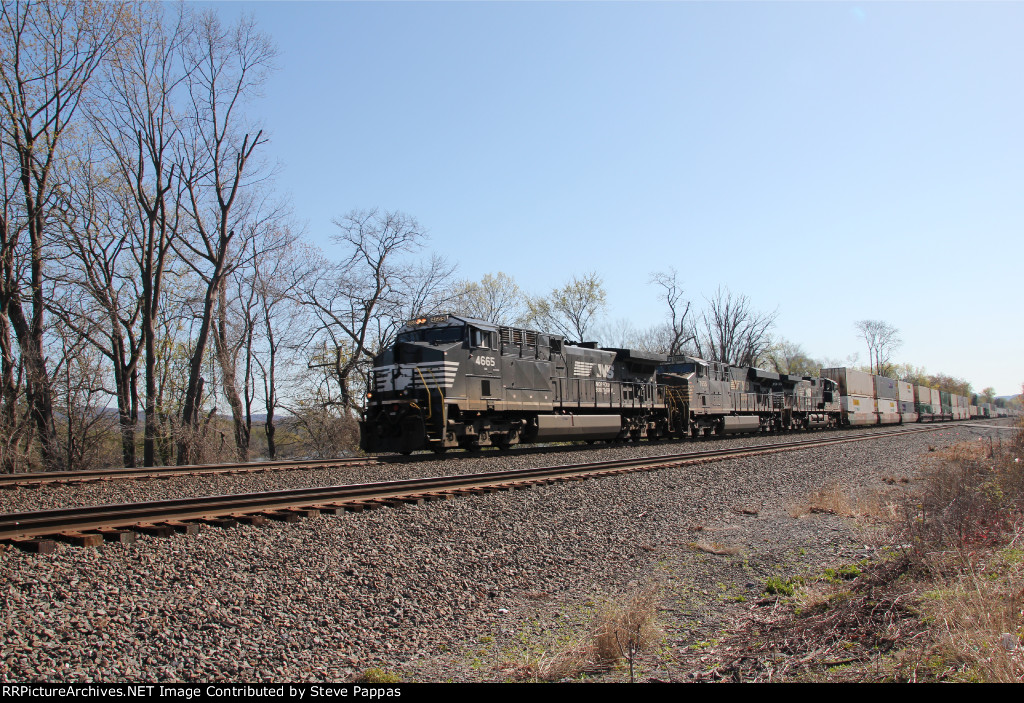 NS 4665 takes train 25G through Cove PA at Milepost 116